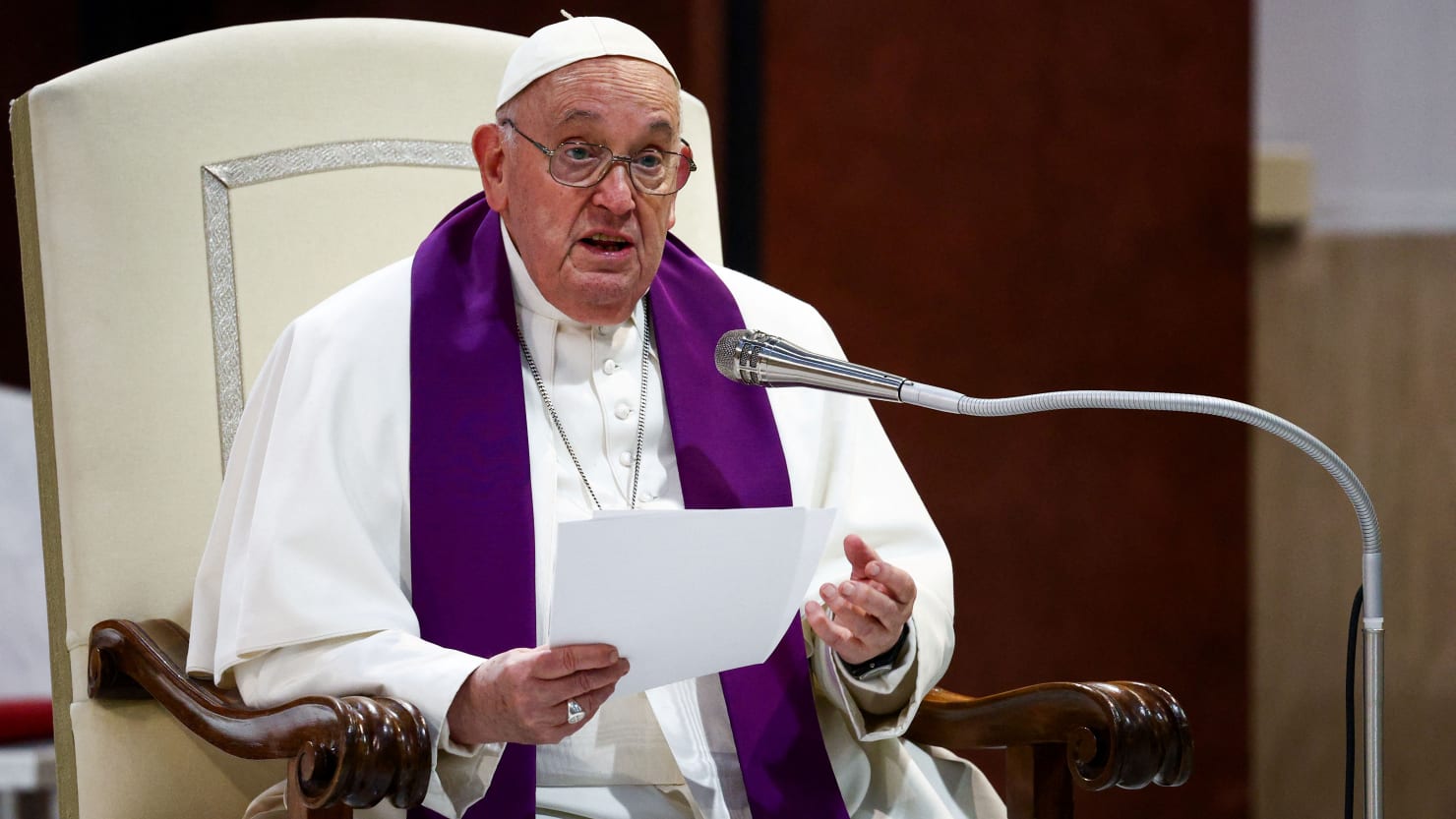 "Pope Francis Calls for Ukraine to Embrace Peace Talks with 'Courage of the White Flag'"