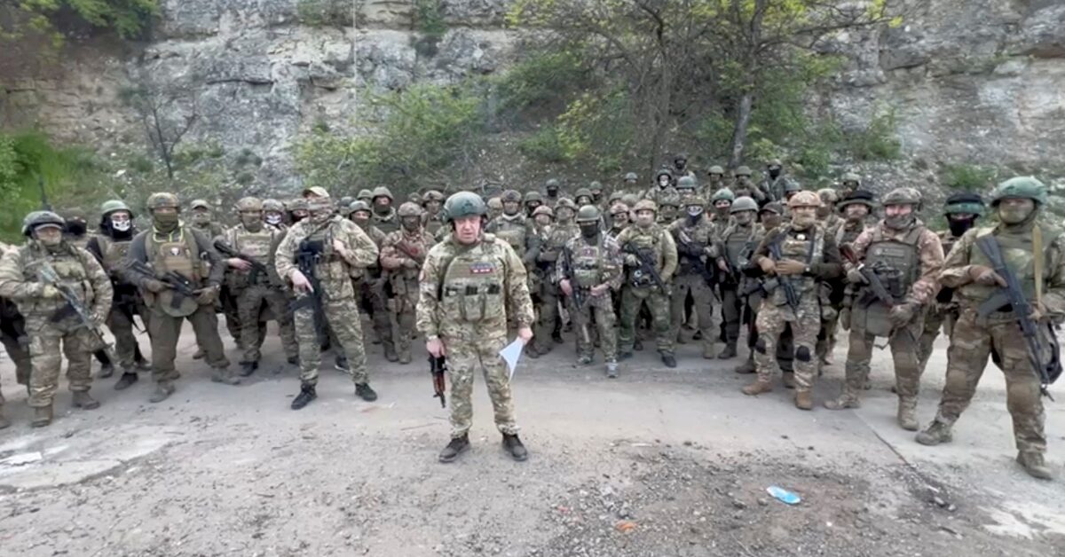 Bakhmut battle sees Russian troops retreat.