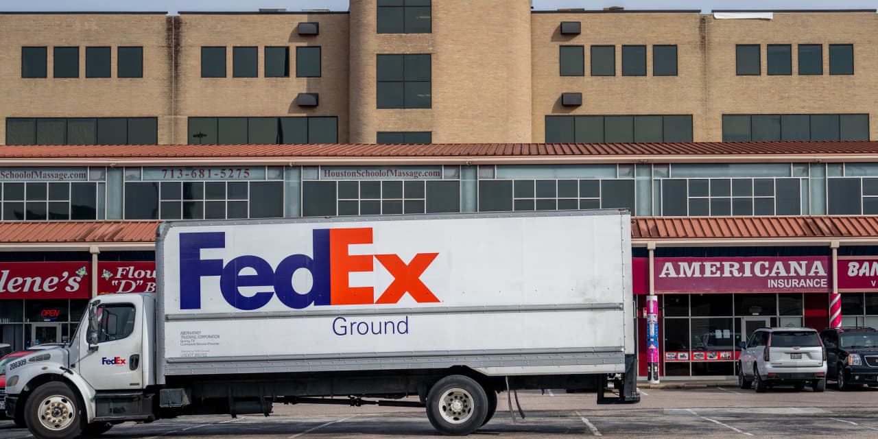 Featured image for FedEx's dividend hike boosts stock price.