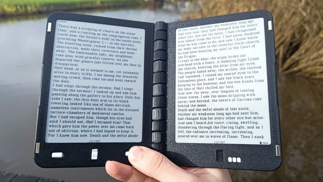 Featured image for DIY E-Reader Unfolds Like a Book
