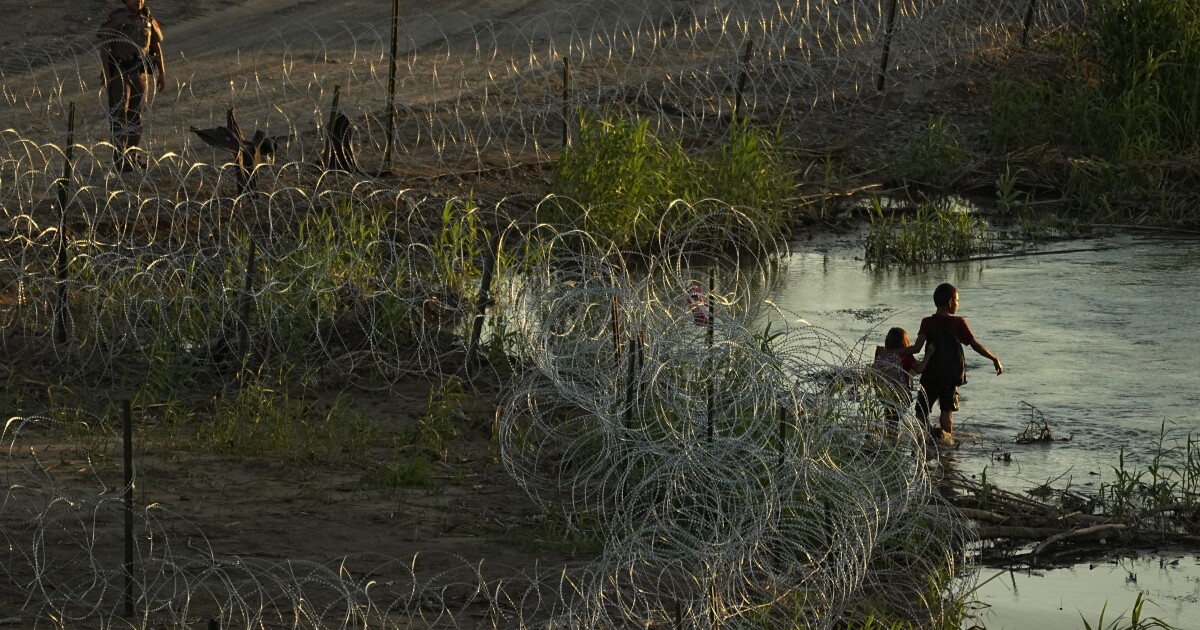Featured image for Federal Judge Temporarily Blocks Texas Law Allowing Arrests of Suspected Illegal Immigrants