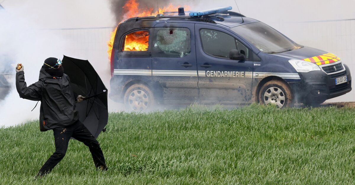 Featured image for Protesters and French police clash over farm reservoir.