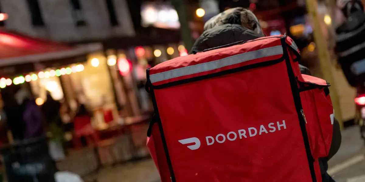 Featured image for Tipping Etiquette: Insights from Delivery Drivers, Generous Midwesterners, and Stingy Tippers