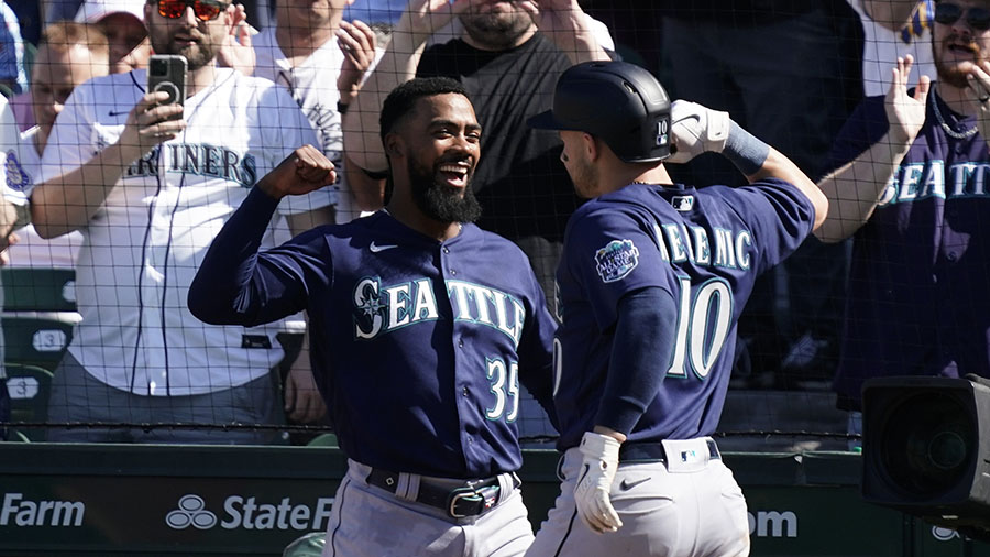 Mariners' Kelenic hits 482-foot homer in win against Cubs at Wrigley Field.