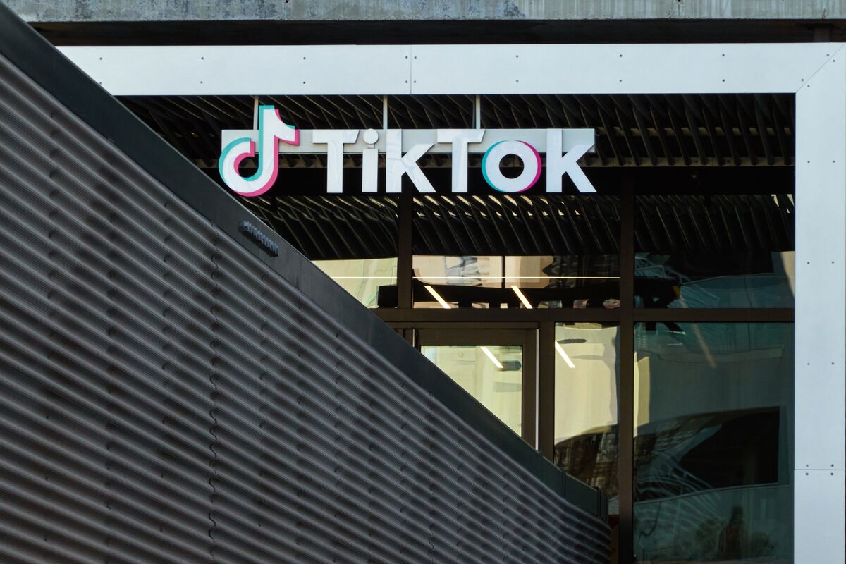 Featured image for Oracle and Partners' TikTok Deal Under Scrutiny Amid Market Speculation