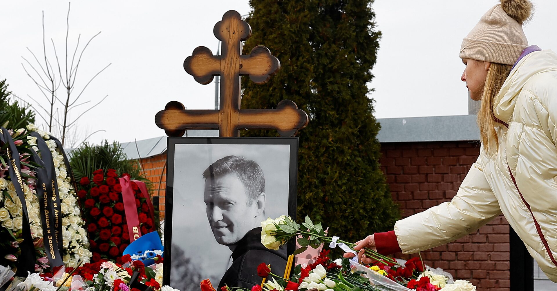 "Thousands Defy Security to Mourn Navalny at Moscow Funeral"