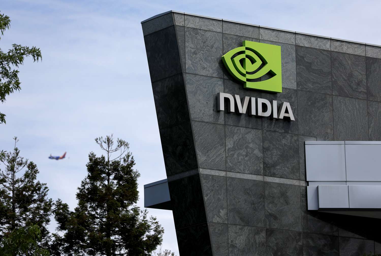 Featured image for Nvidia Complies with US Export Rules, Plans to Sell High-End Chips in China