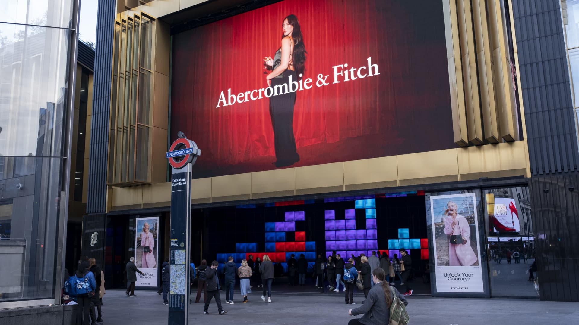 Featured image for Abercrombie & Fitch Surges on Strong Sales and Raised Outlook Despite Tariff Challenges