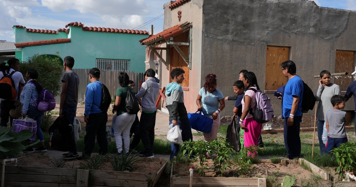 Texas Expands Busing Plan, Sends Planeload of Migrants to Chicago