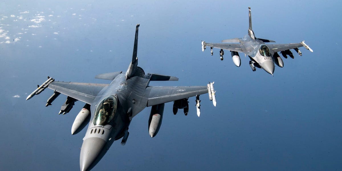 Ukraine's Rapid F-16 Pilot Training Raises Eyebrows.