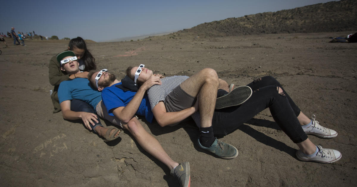 "2017 Total Solar Eclipse: A Visual Journey Through Maps and Photos"