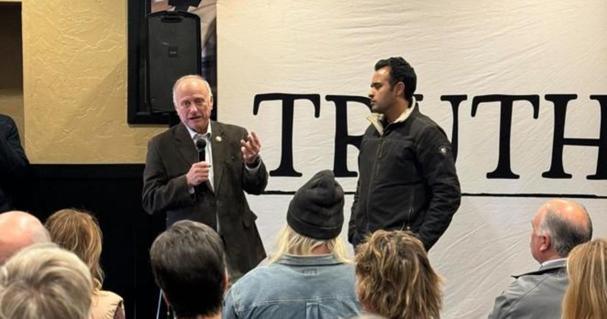 "Controversial Alliance: Vivek Ramaswamy Joins Forces with Ex-Iowa Congressman Tainted by Racist Remarks"