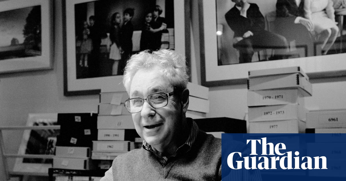 Featured image for "Elliott Erwitt: Capturing Iconic Moments in Photography"