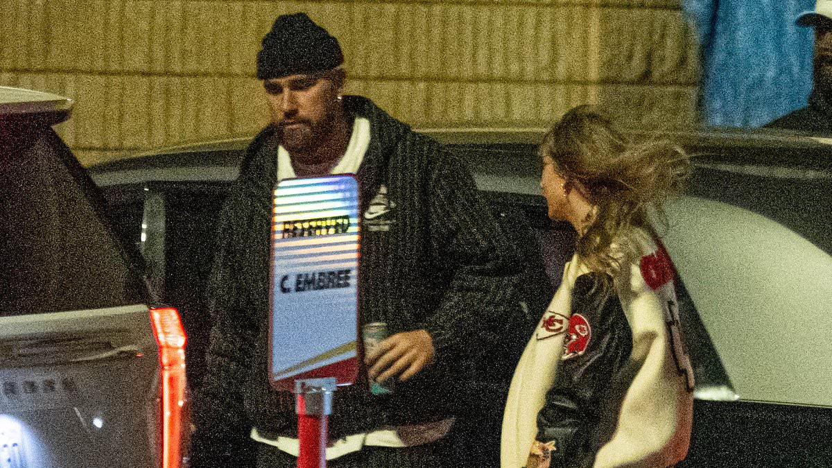 "Taylor Swift Celebrates with Travis Kelce as Chiefs Clinch AFC West Title on New Year's Eve"
