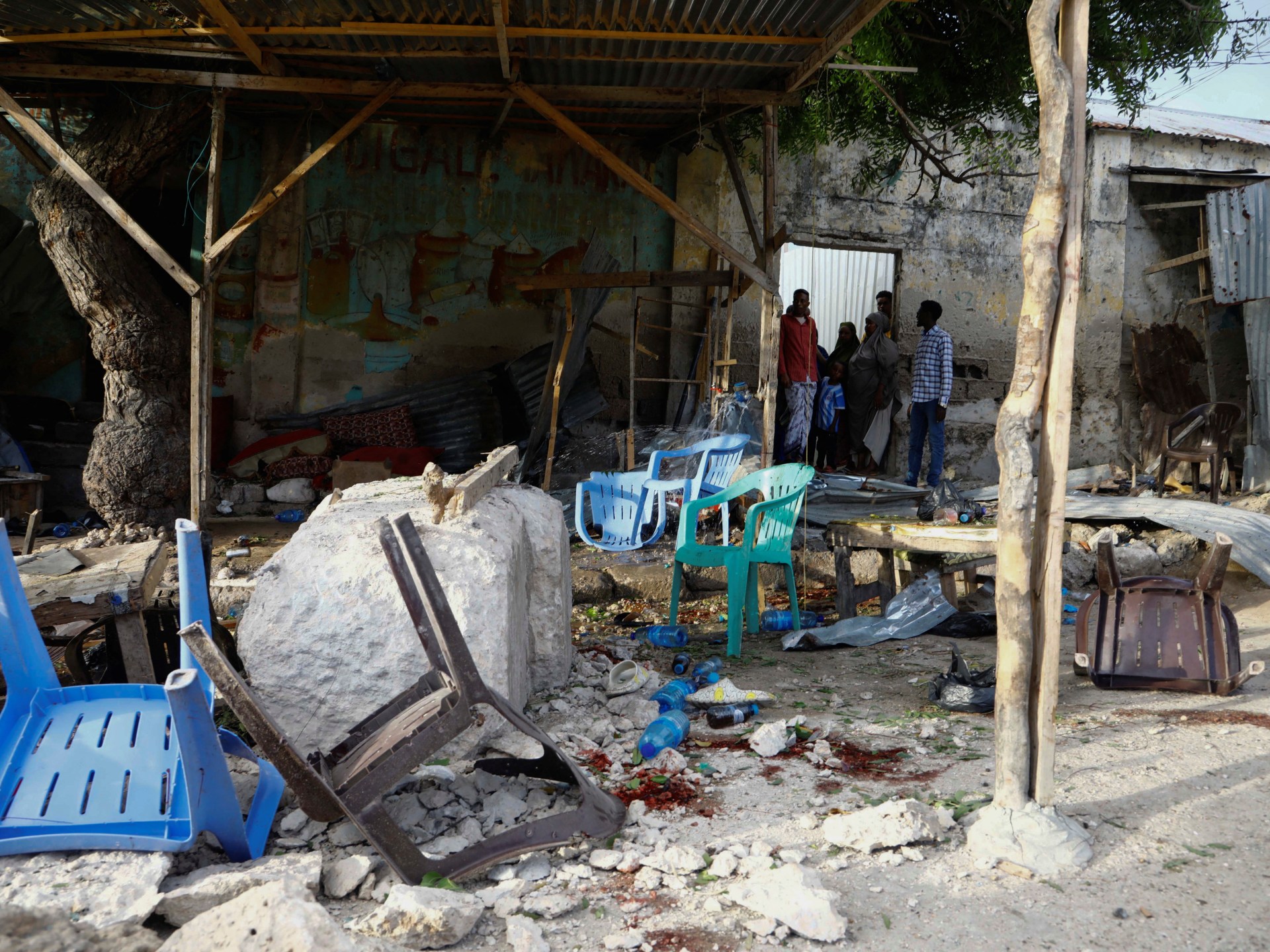 Featured image for Deadly Suicide Attacks Rock Somalia: Tea Shop and Meat Market Targeted