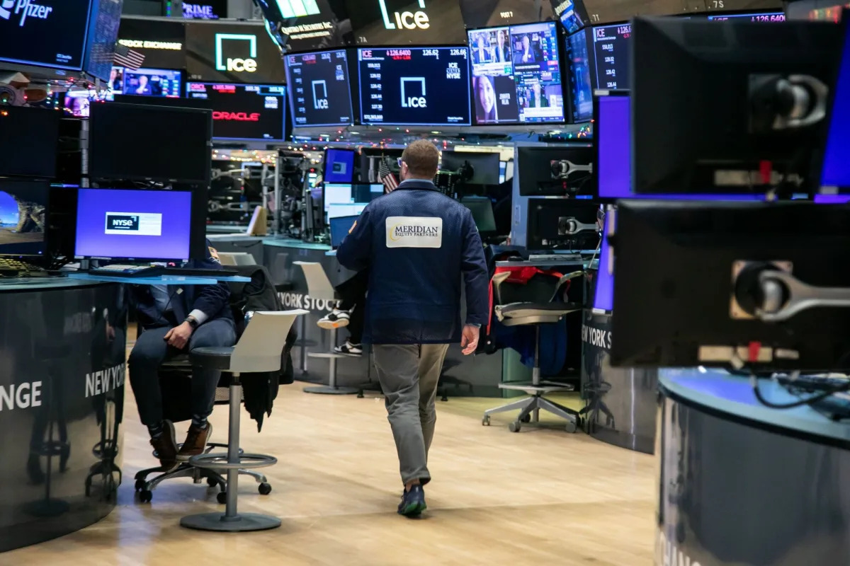 "2024 Fed Rate Cut Bets: Impact on Tech Stocks and Market Correction"