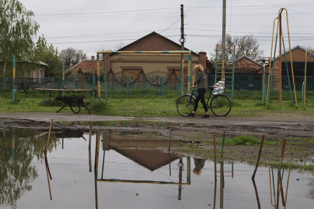 "Russian Attacks on Ukrainian Aid Sites: A Disturbing Pattern of War Crimes"