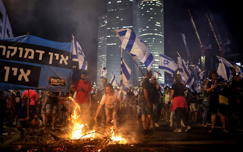 Mass Protests Erupt as Tel Aviv Police Chief Resigns, Paralyzing City's Streets