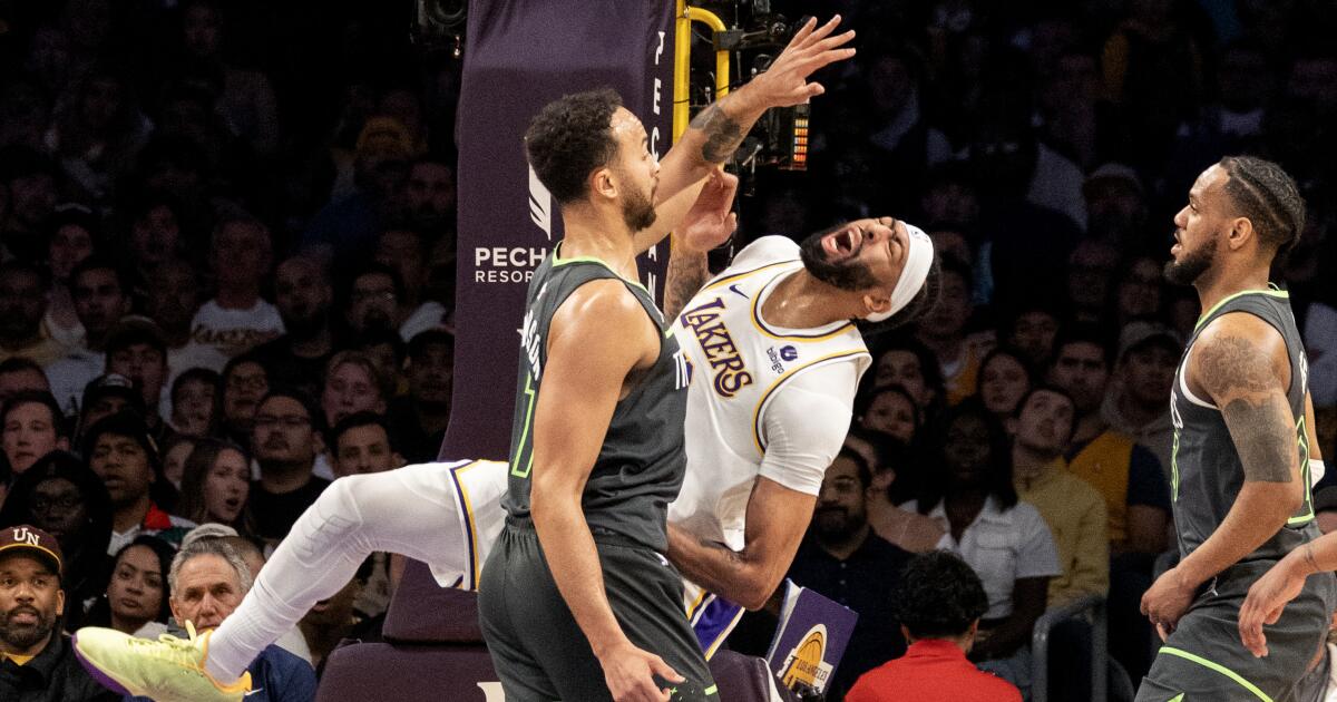 "Anthony Davis Exits Game with Eye Injury as Lakers Fall to Timberwolves"