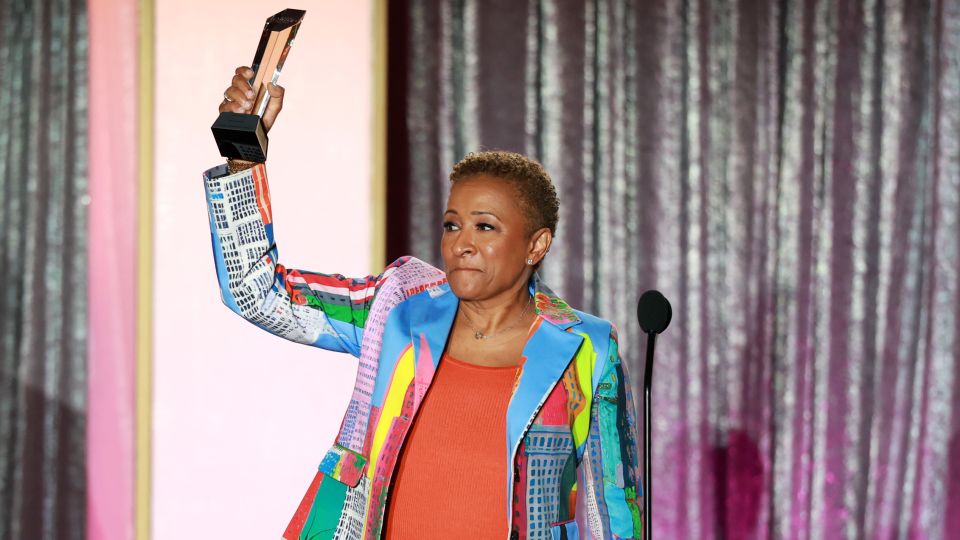 Featured image for Wanda Sykes's 26-Minute Acceptance Speech Highlights Inclusivity and Trans Rights