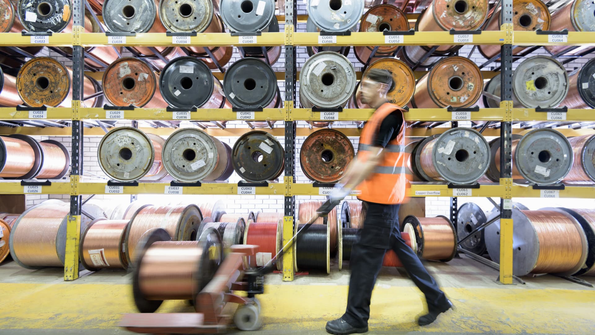Mixed Signals: Wholesale Prices Flat, Inflation Cools, but Remains Above Fed's Target
