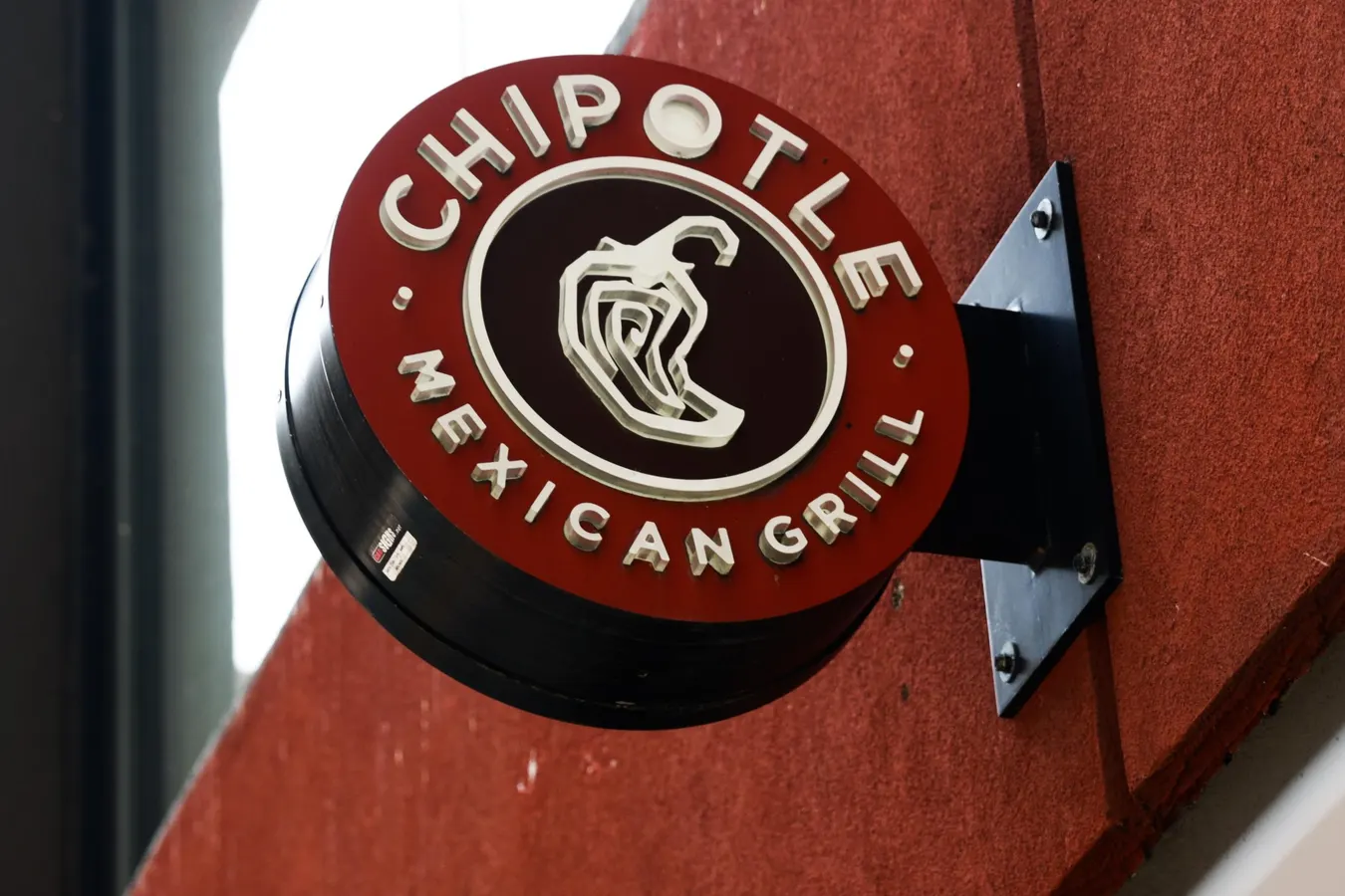 Featured image for Chipotle Stock Falls Amid Economic Concerns and Consumer Spending Cuts