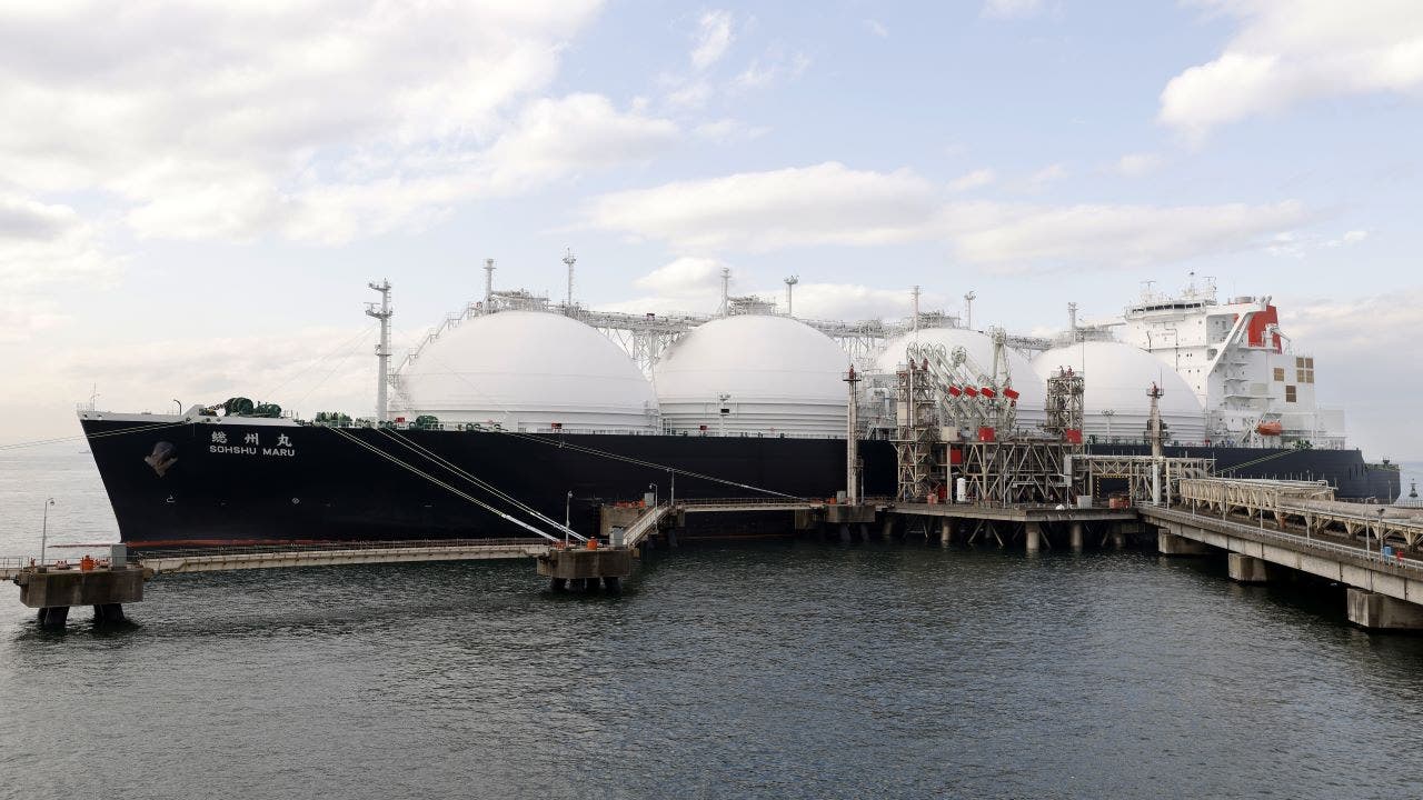 Featured image for "Biden's LNG Permit Pause Sparks Global Business Pushback and Political Resistance"