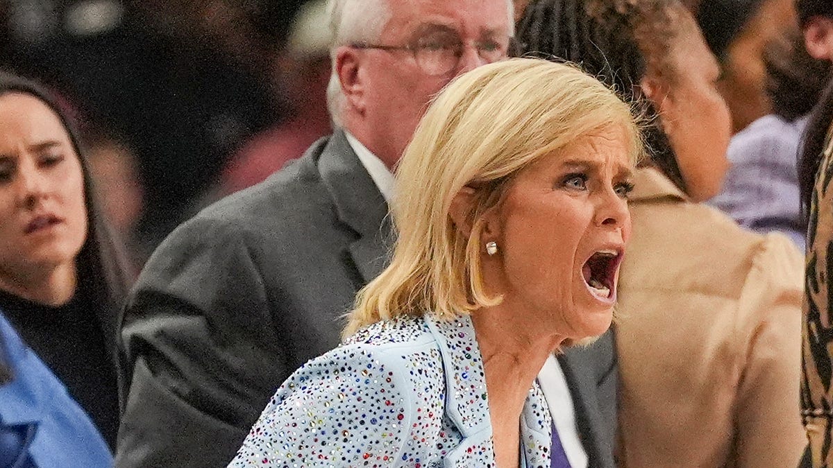 "Player Behavior Sparks Controversy in LSU vs. South Carolina Basketball Clash"