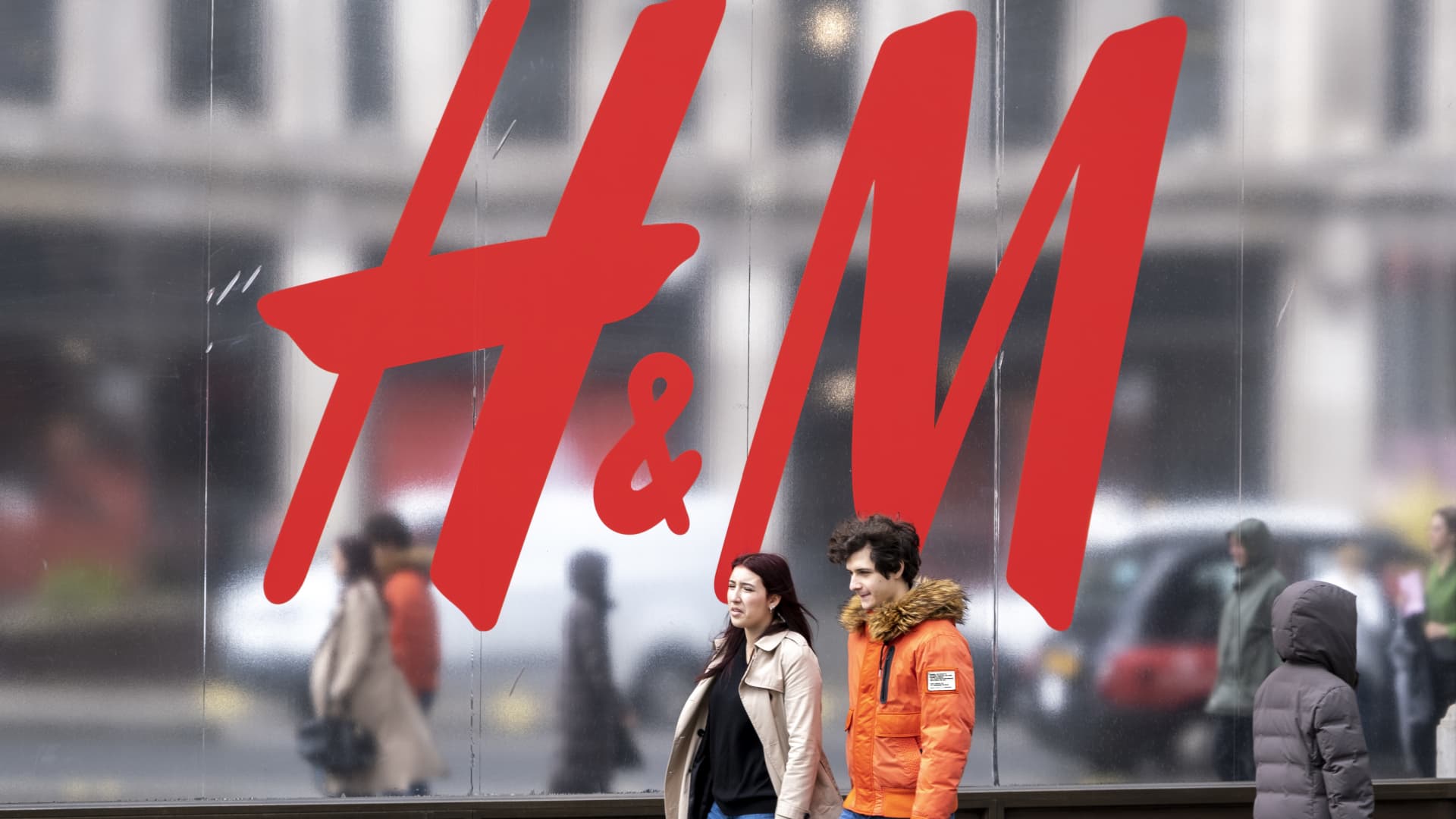 Featured image for H&M CEO Exit Triggers 8% Share Drop