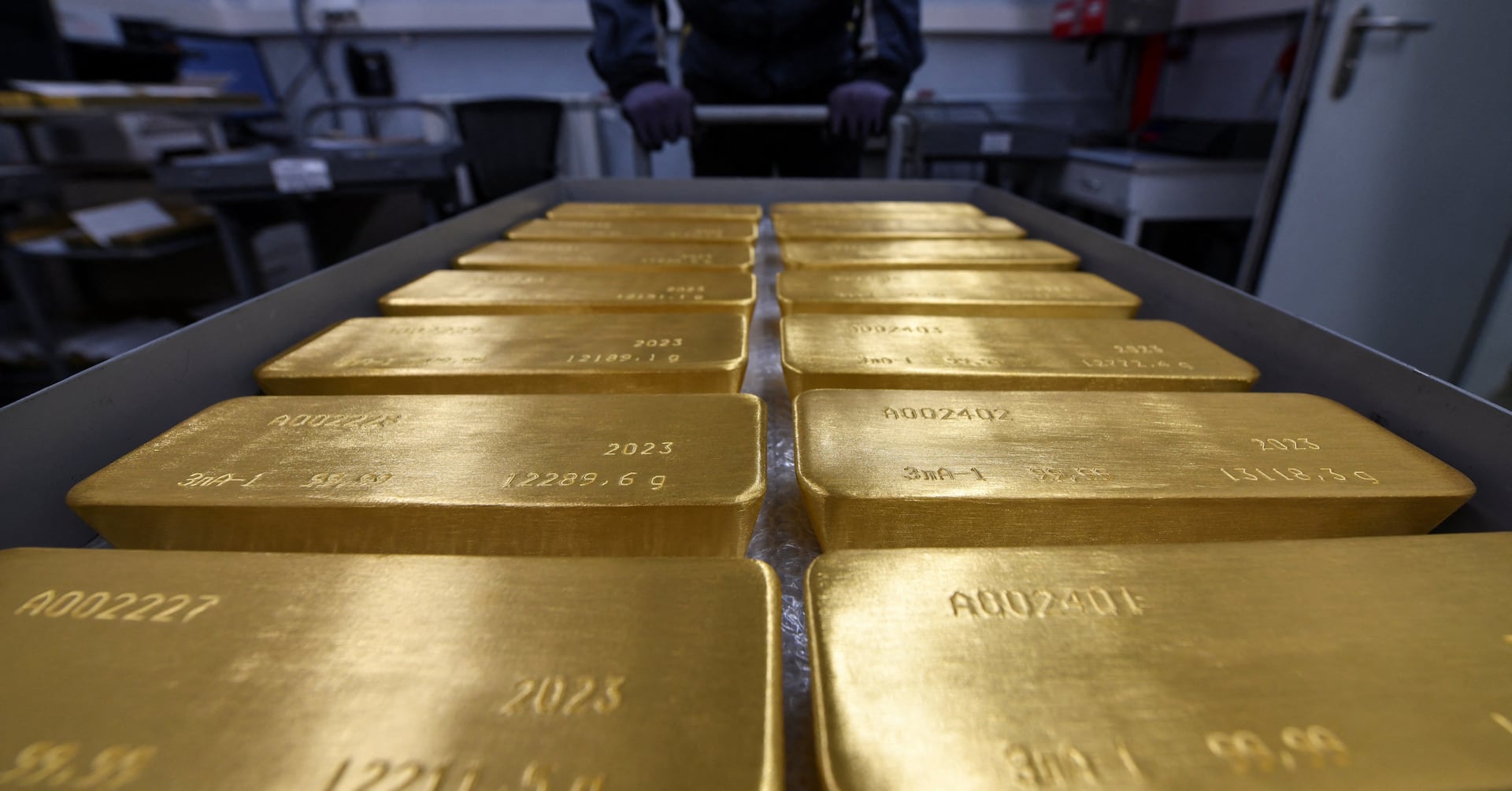 "Gold Surges to New Heights Following Powell's Rate Cut Path"