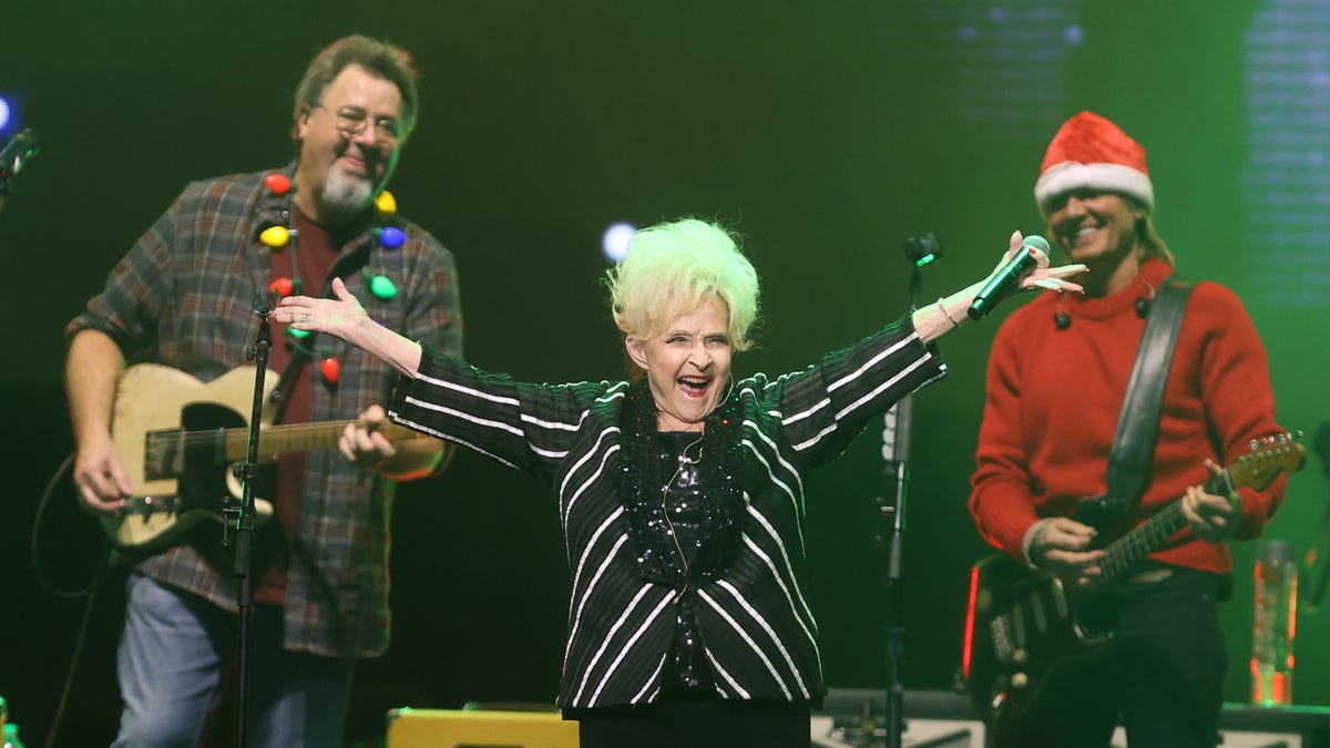 Featured image for "Mariah Carey's Heartwarming Gesture to Brenda Lee for Her Christmas Chart Triumph"