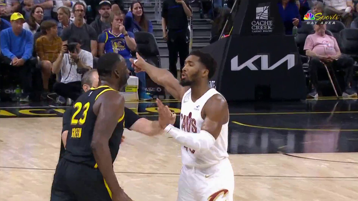 "Draymond Green's Ejection Shocks Fans in Warriors-Cavs Game Following Bizarre Altercation with Donovan Mitchell"