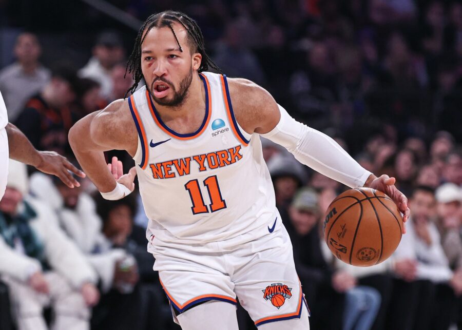 "Knicks' Jalen Brunson Exits Early with Knee Contusion in Win Over Cavaliers"