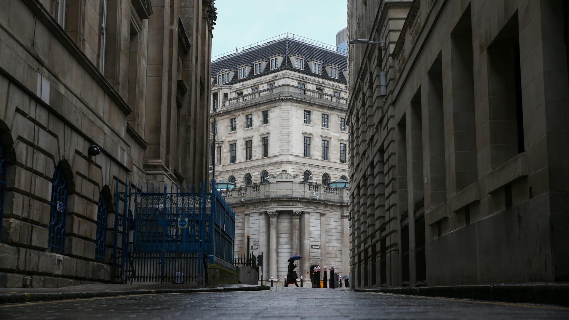 "Bank of England's Interest Rate Hike Streak Ends as Inflation Cools"