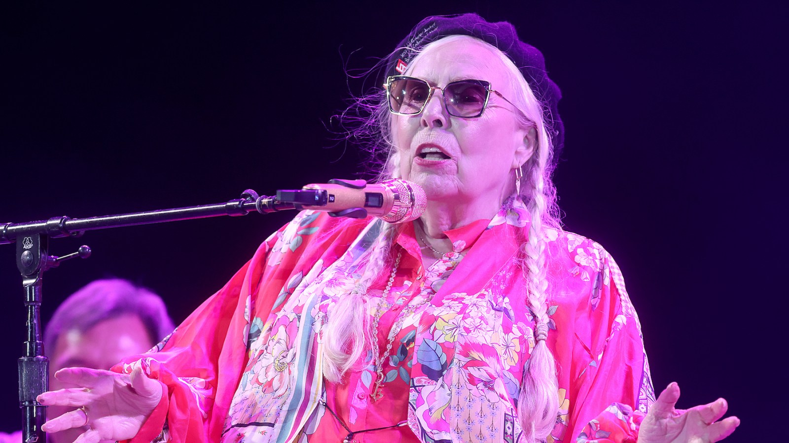 Featured image for Joni Mitchell Makes Surprise Appearance at Hollywood Bowl Show