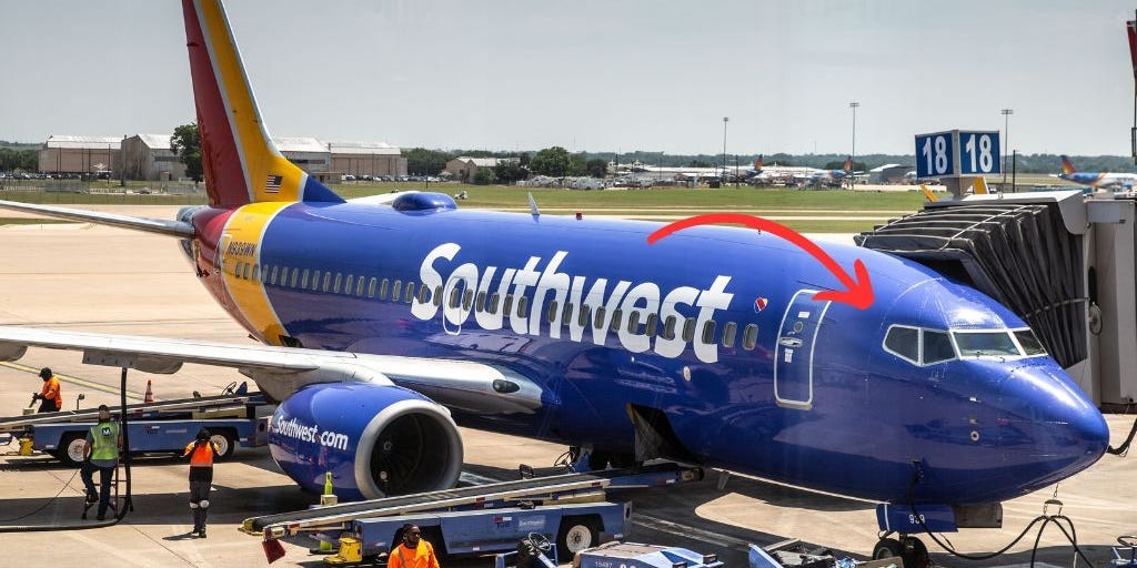 Featured image for Southwest Pilot Forced to Crawl Through Cockpit Window
