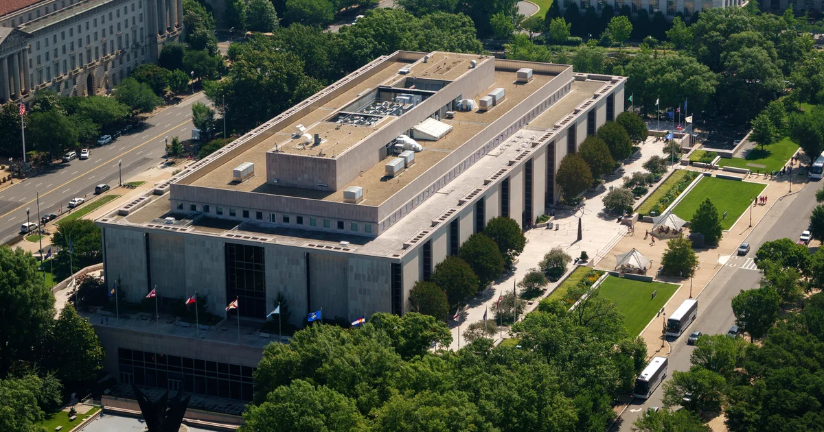 Featured image for Smithsonian Temporarily Removes Trump Impeachment References from Exhibit