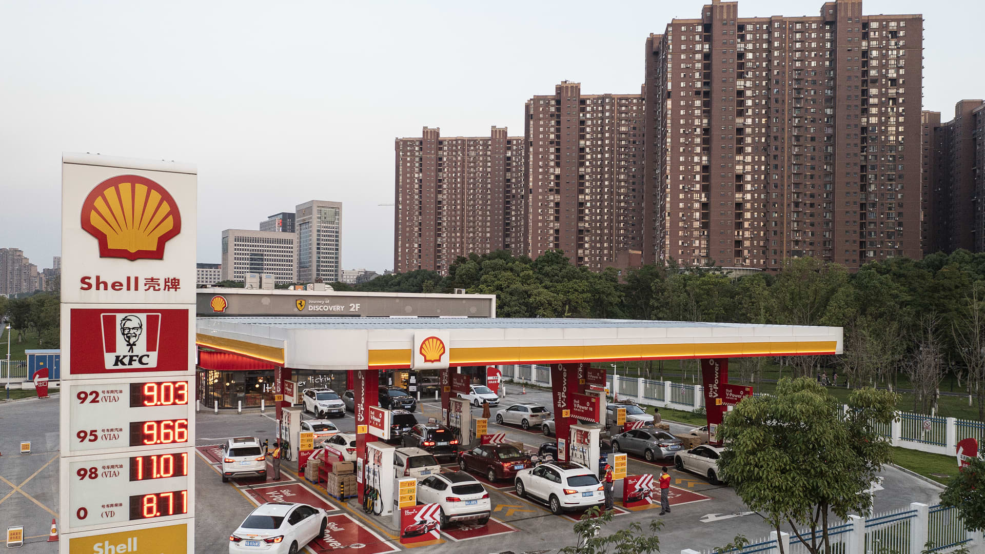 Shell CEO predicts strong demand for oil and gas despite EV charging station growth in China.