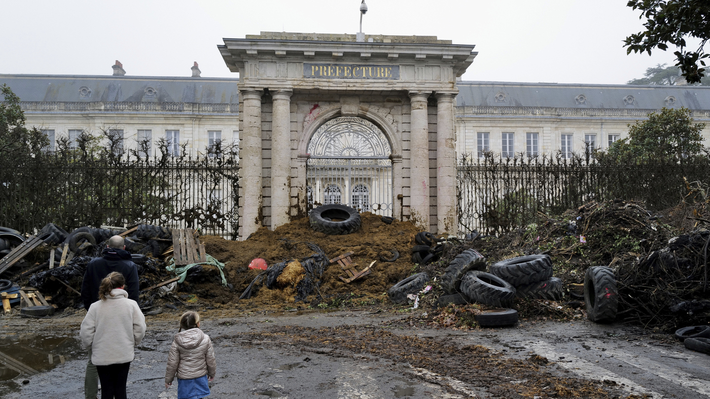 Featured image for "Climate Activists Protest by Hurling Soup at Mona Lisa in Paris"