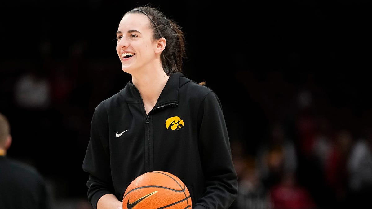 Featured image for "Caitlin Clark Leads No. 4 Iowa in Women's Basketball Showdown Against Northwestern"