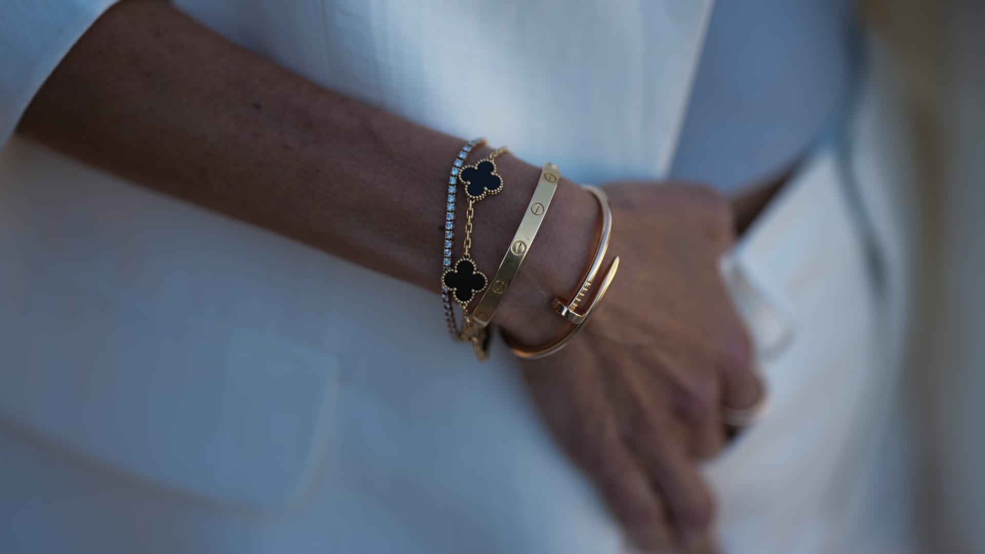 Featured image for Jewelry Sales Surge Amidst Luxury Goods Slump in U.S.