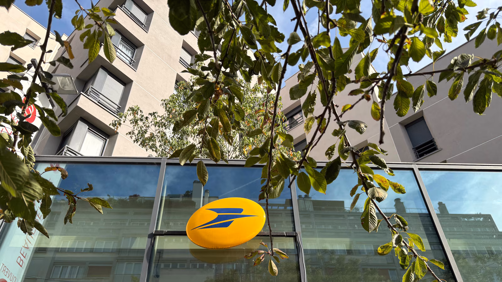 Featured image for Cyberattack Disrupts France's Postal and Banking Services During Christmas