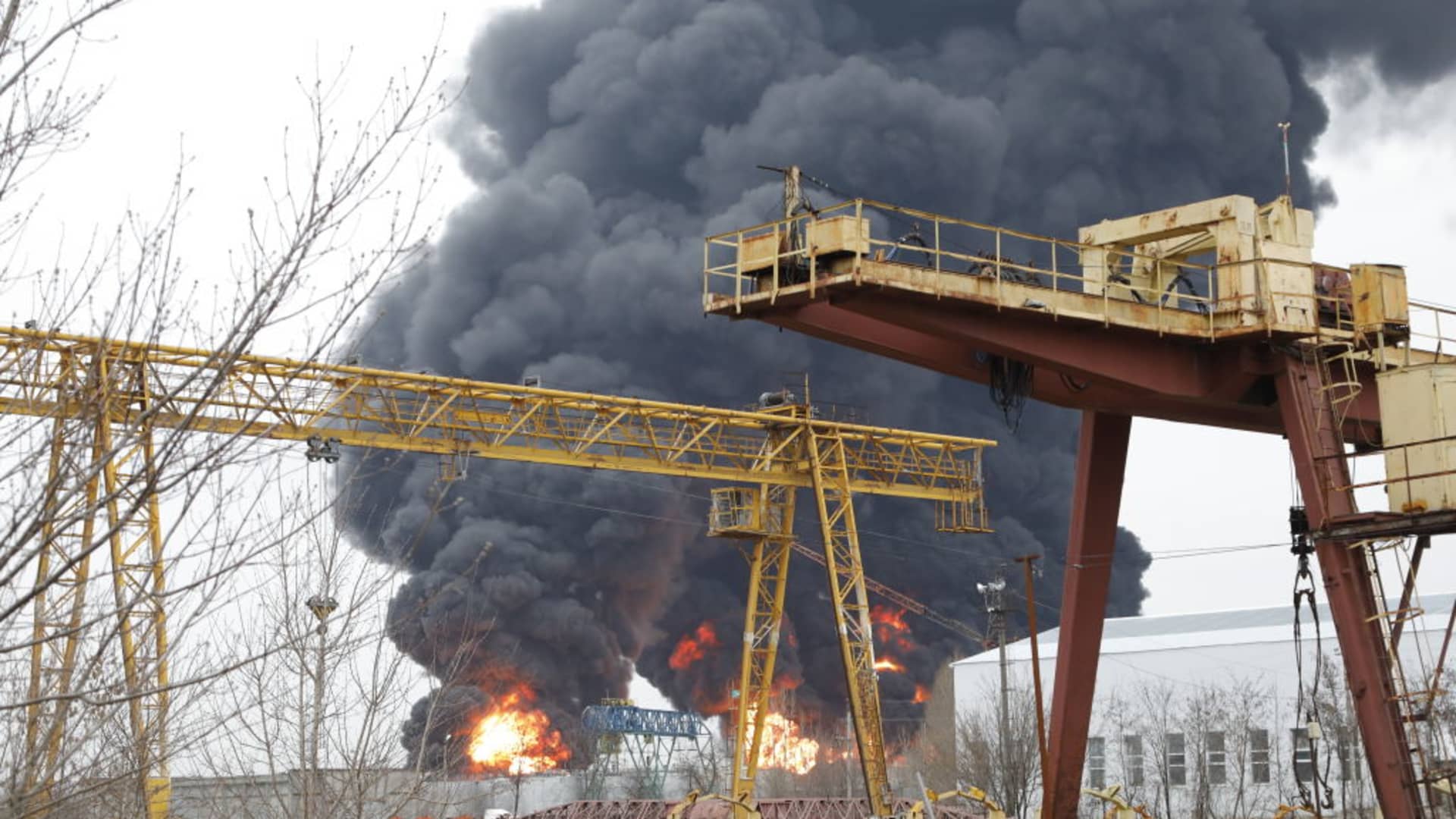 Featured image for "US Urges Ukraine to Halt Strikes on Russian Energy Infrastructure Amid Escalating Tensions"