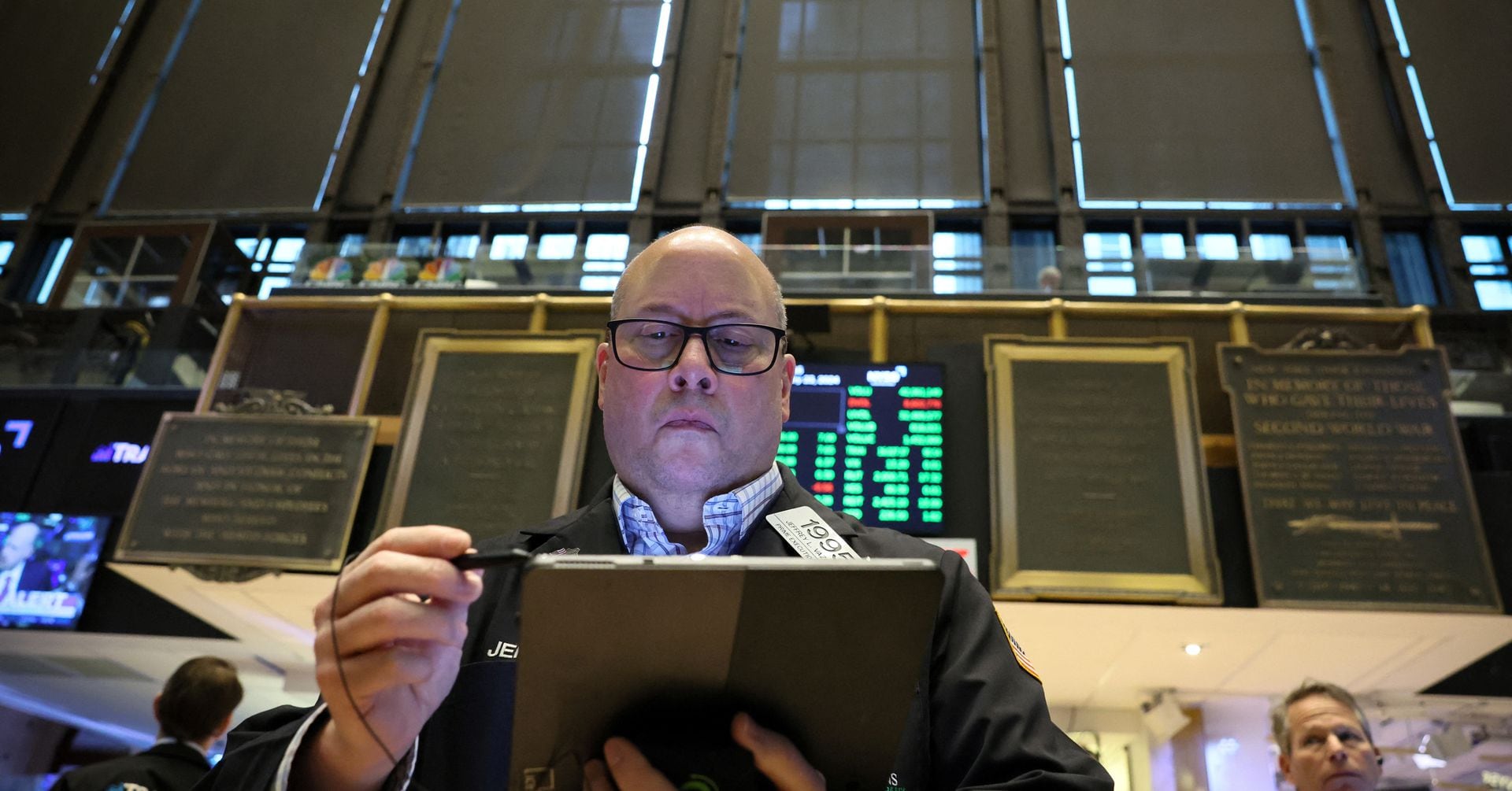 "Stocks Rise as Wall St Anticipates Fed Meeting and Earnings Reports"