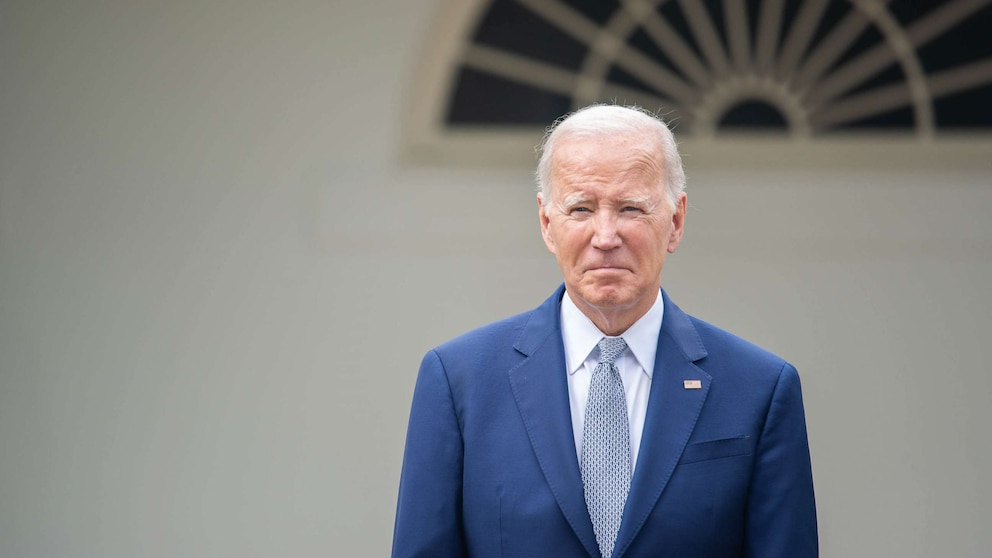 Biden's Reelection Campaign Faces Criticism on Economy, Immigration, and Age: Poll
