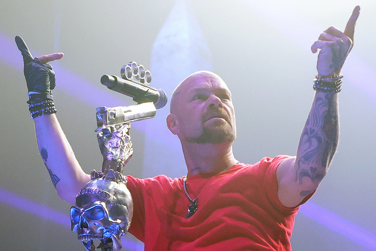 "Fill-In Vocalists Step Up as Five Finger Death Punch Performs Without Ivan Moody at Metallica Opening"