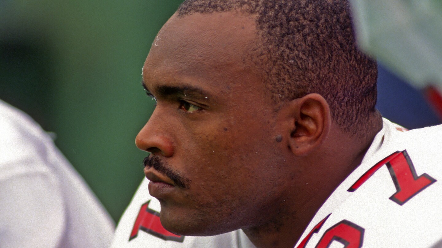 Featured image for Former Cardinals Pro Bowl Tackle Luis Sharpe Dies at 65