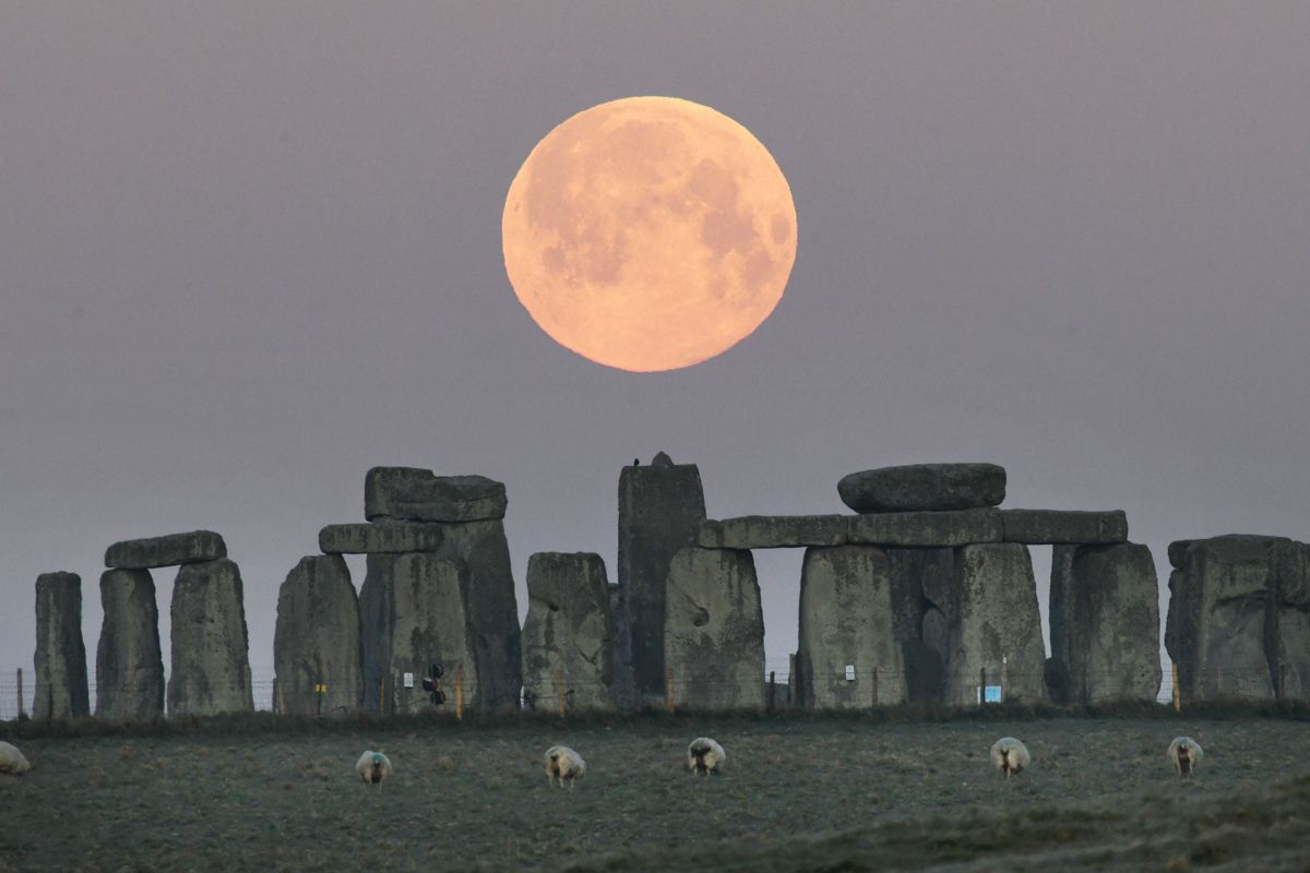 Featured image for "Rare Lunar Standstill to Illuminate Stonehenge This Week"