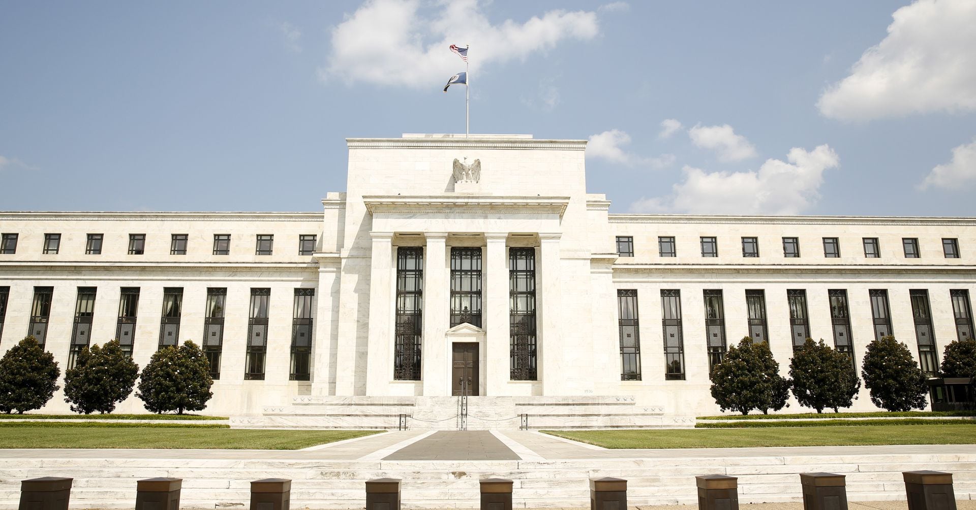 Featured image for "Federal Reserve Minutes Reveal Concerns Over Premature Interest Rate Cuts"