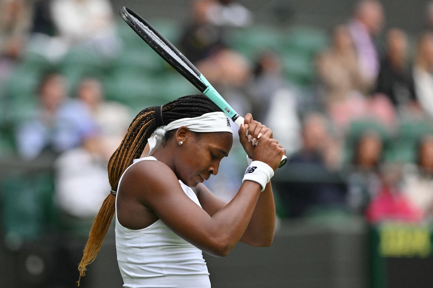 "Kenin Upsets Gauff in Wimbledon Opener"
